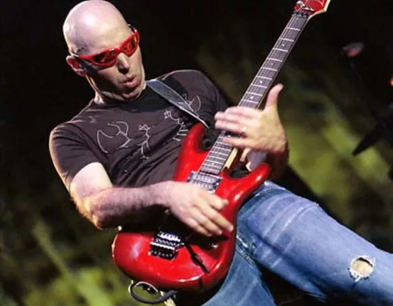 L’Art de la Guitare : Découverte du Style Unique de Joe Satriani